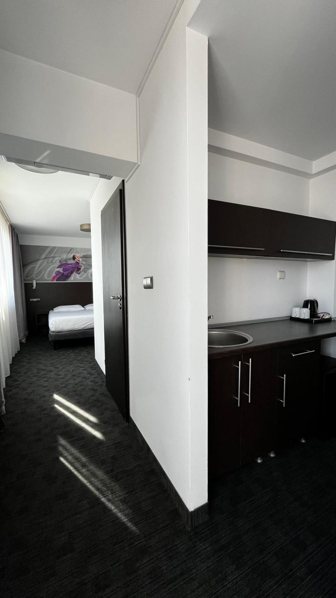 B&B Hotel 比托姆 外观 照片